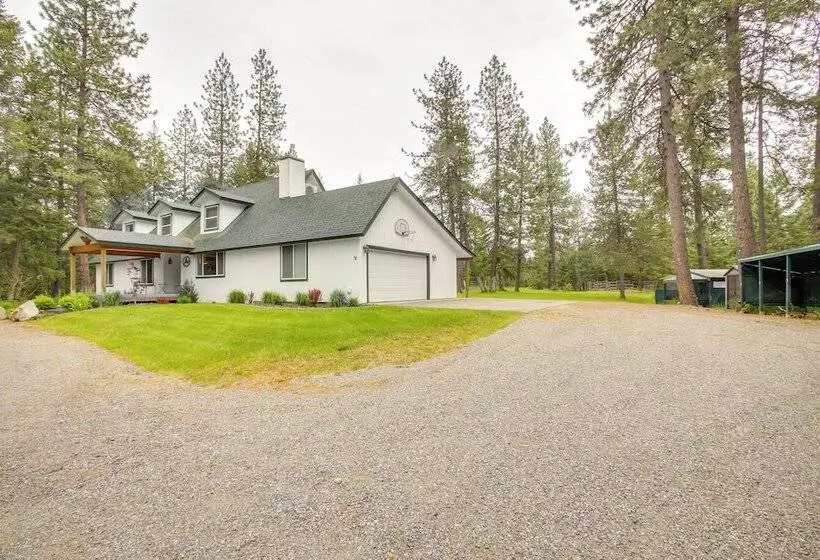 10 Mi To Silverwood: Secluded Getaway!