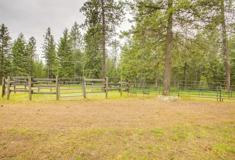 10 Mi To Silverwood: Secluded Getaway!