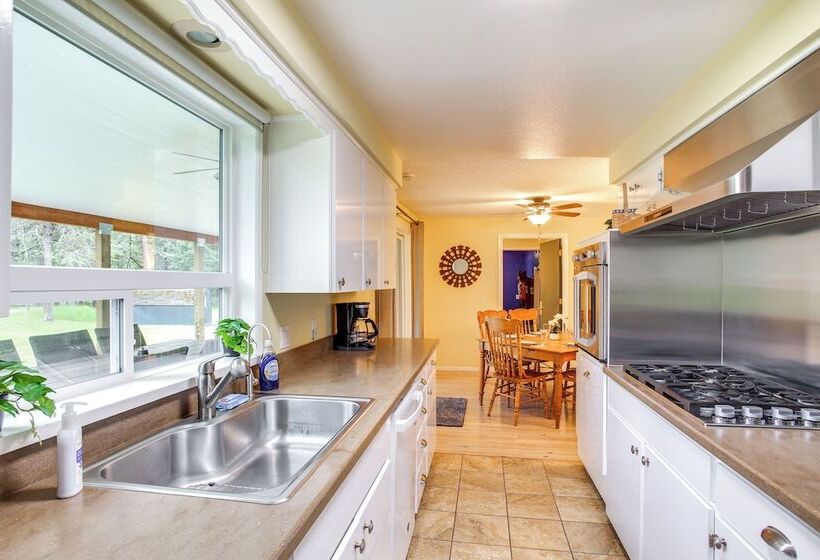 10 Mi To Silverwood: Secluded Getaway!