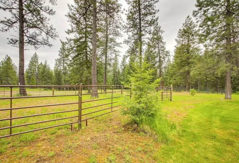 10 Mi To Silverwood: Secluded Getaway!