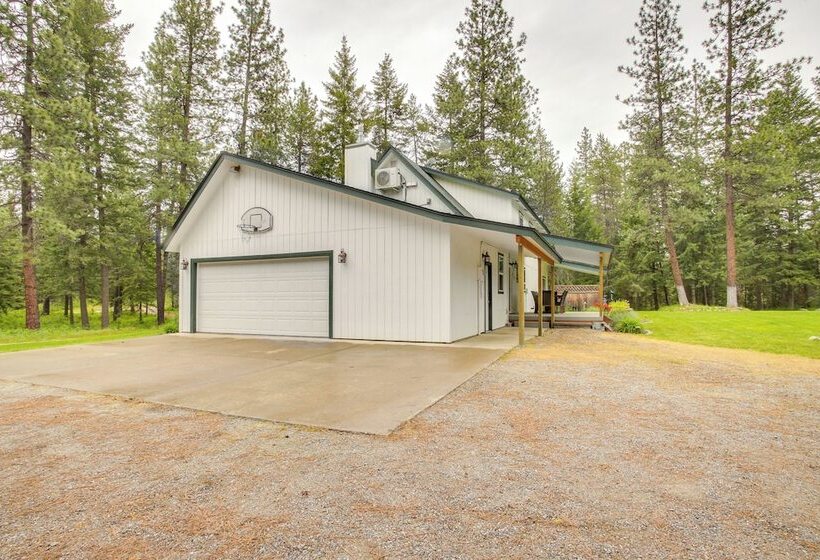 10 Mi To Silverwood: Secluded Getaway!