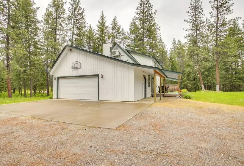 10 Mi To Silverwood: Secluded Getaway!