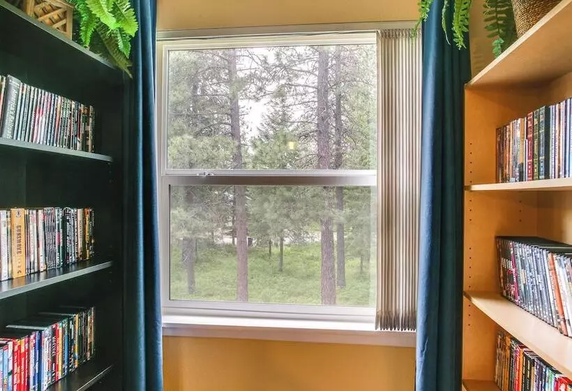 10 Mi To Silverwood: Secluded Getaway!