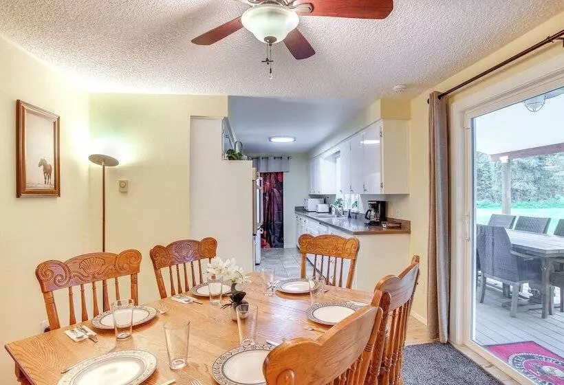 10 Mi To Silverwood: Secluded Getaway!