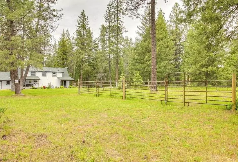 10 Mi To Silverwood: Secluded Getaway!