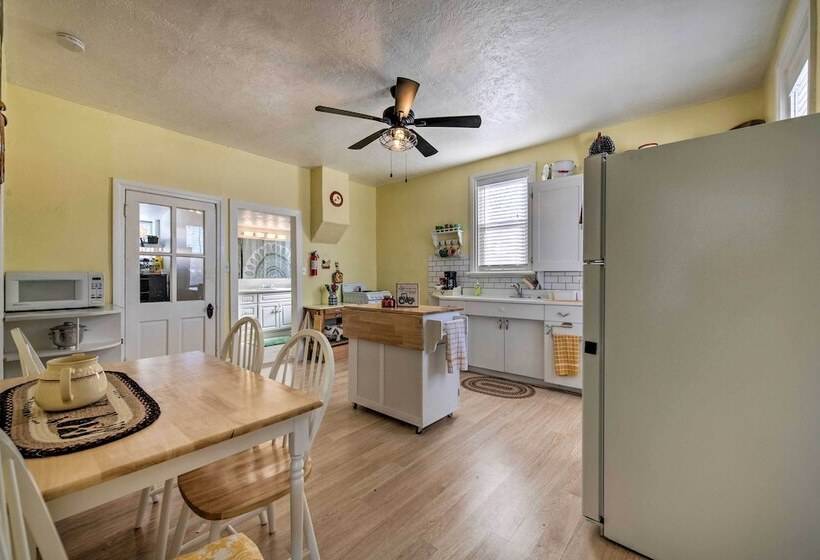 Kik N Bak Cottage W/ Beautiful Mountain View