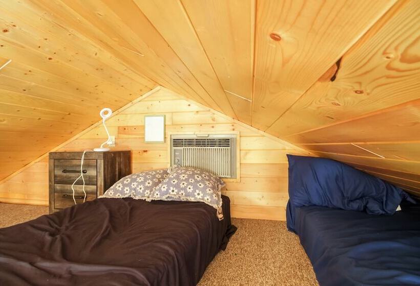 Lakefront Cabin W/ Deck, Games, & Views!