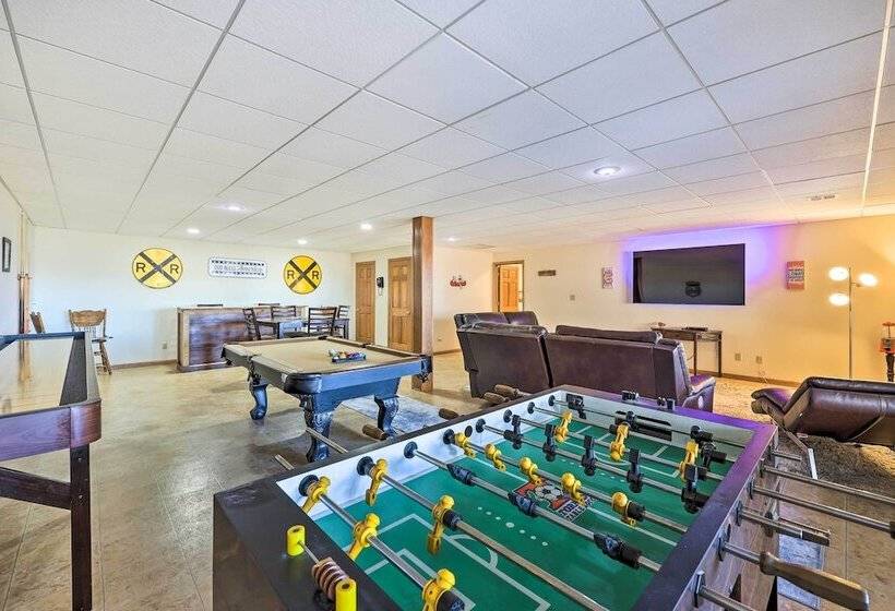 Shared Hot Tub, Pool & Dock: Lakefront Grove House