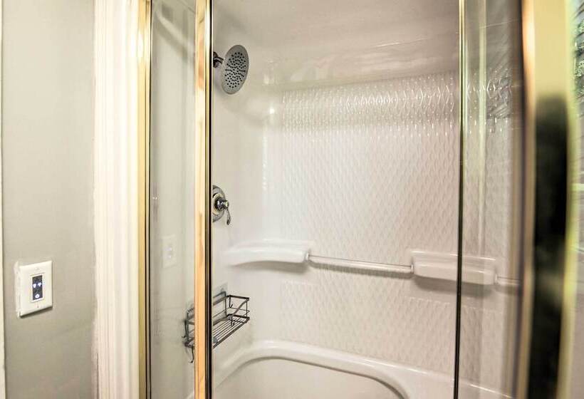 Quiet Lakefront Old Hickory Home W/ Patio, Kayaks!