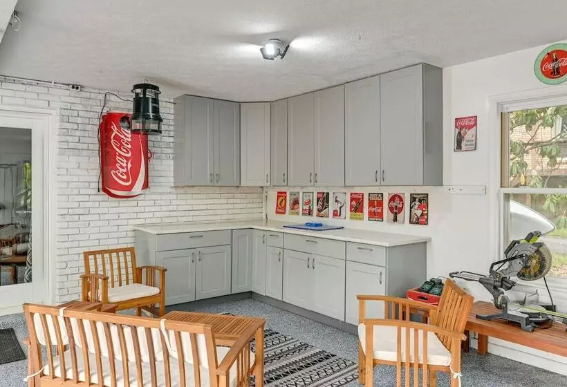 Quiet Lakefront Old Hickory Home W/ Patio, Kayaks!