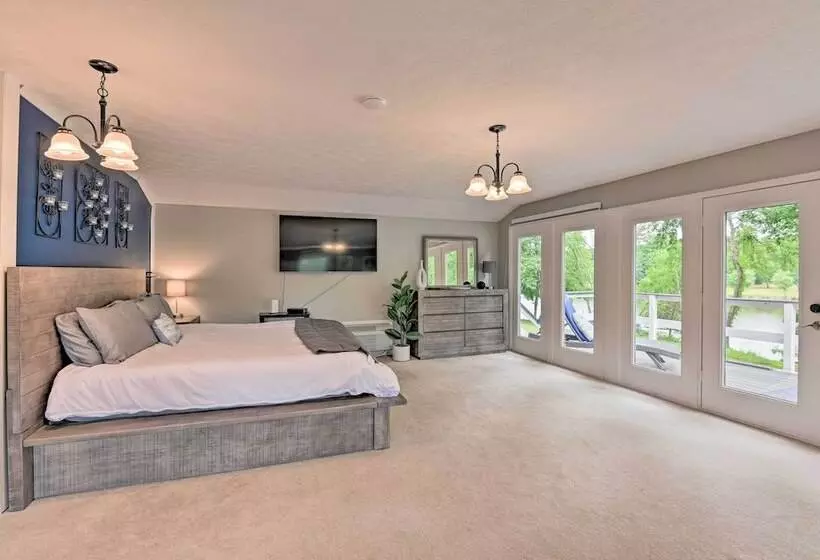 Quiet Lakefront Old Hickory Home W/ Patio, Kayaks!