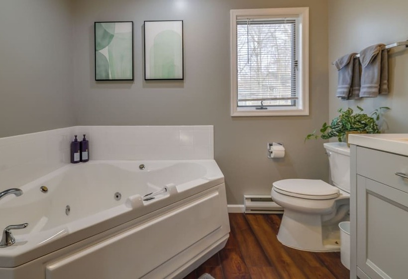 Lovely Poconos Cabin W/ Resort Amenities!