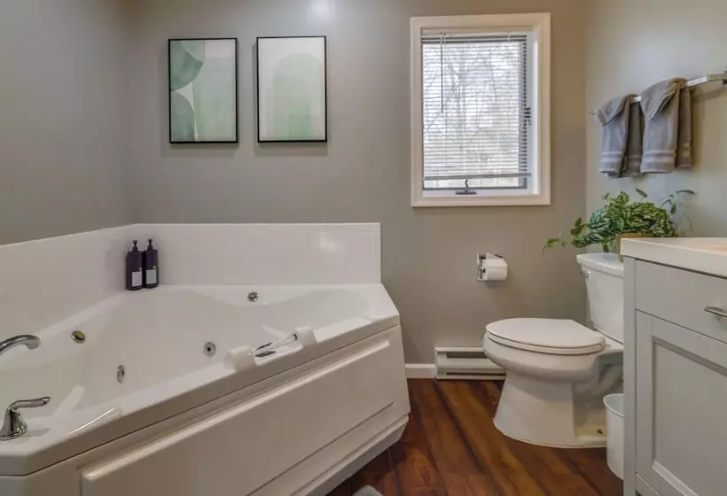 Lovely Poconos Cabin W/ Resort Amenities!