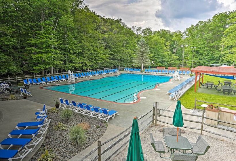 Lovely Poconos Cabin W/ Resort Amenities!