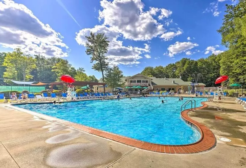 Lovely Poconos Cabin W/ Resort Amenities!