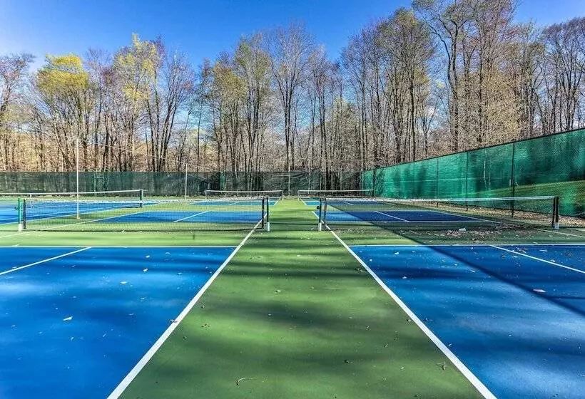 Lovely Poconos Cabin W/ Resort Amenities!