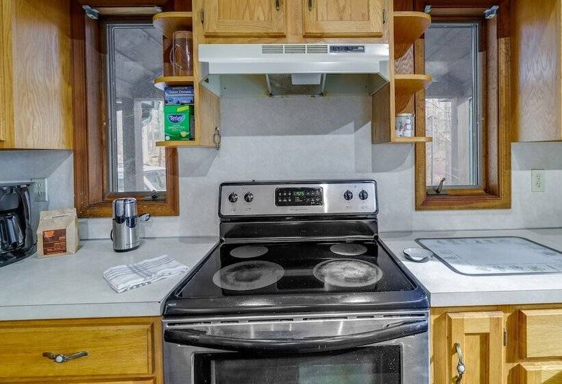 Lovely Poconos Cabin W/ Resort Amenities!