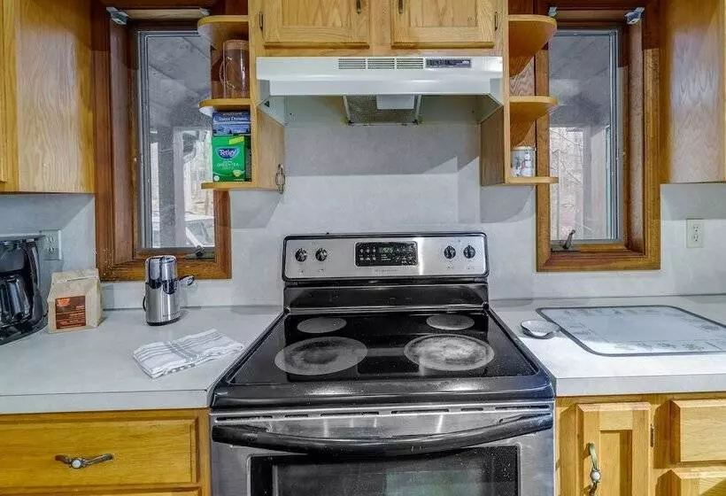 Lovely Poconos Cabin W/ Resort Amenities!