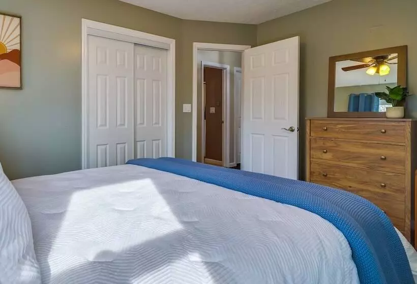 Lovely Poconos Cabin W/ Resort Amenities!