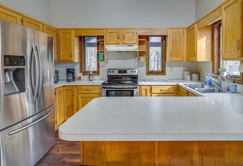 Lovely Poconos Cabin W/ Resort Amenities!