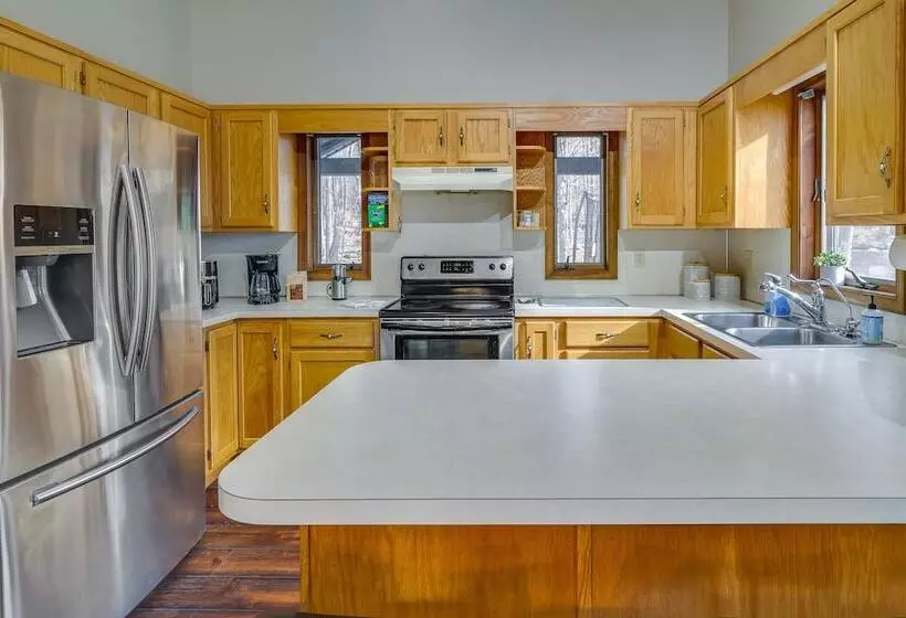 Lovely Poconos Cabin W/ Resort Amenities!