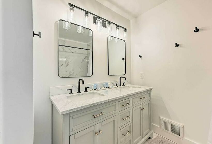 Modern + Bright Cashiers Home W/ Game Room!