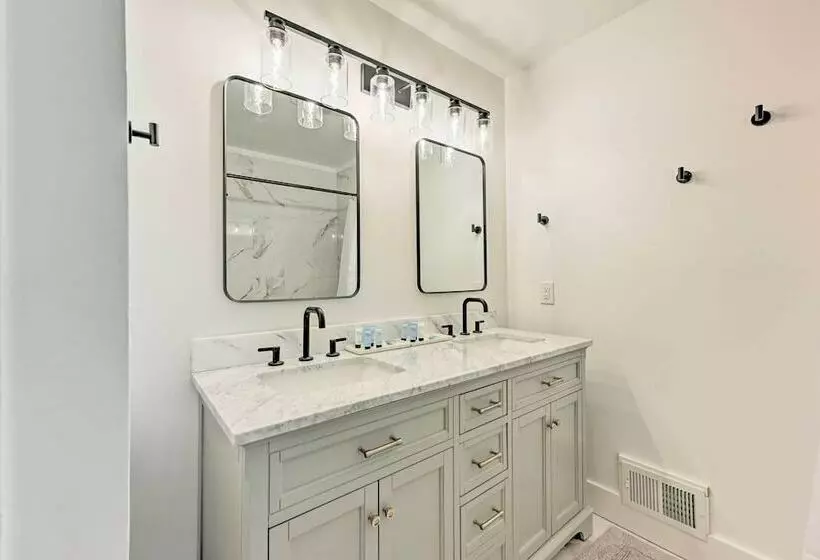 Modern + Bright Cashiers Home W/ Game Room!