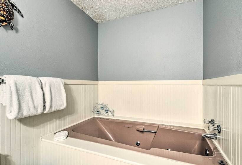 Pensacola Home 2 Blocks From Boat Launch!