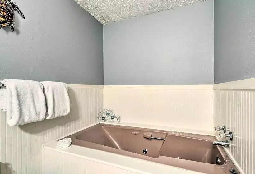 Pensacola Home   2 Blocks From Boat Launch!