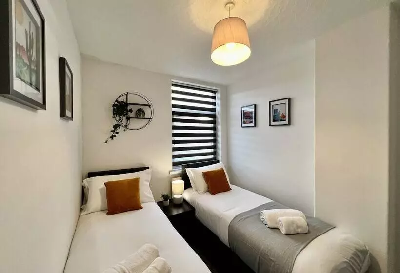 پانسیون Bramhall House