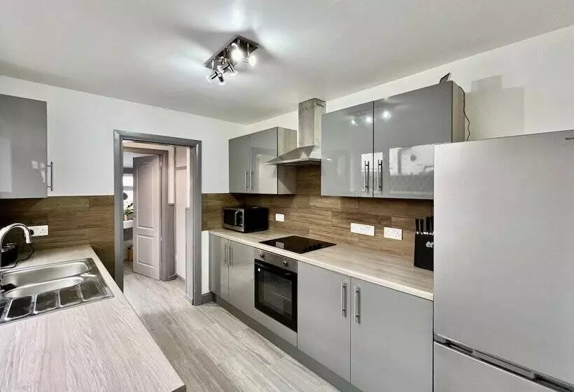 پانسیون Bramhall House