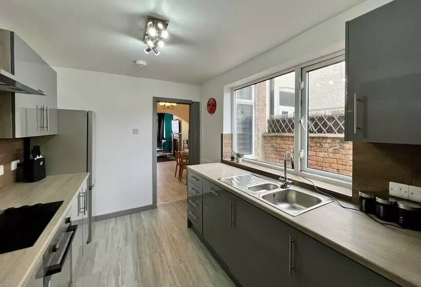 پانسیون Bramhall House