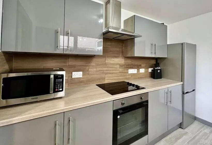 پانسیون Bramhall House