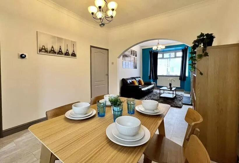 پانسیون Bramhall House