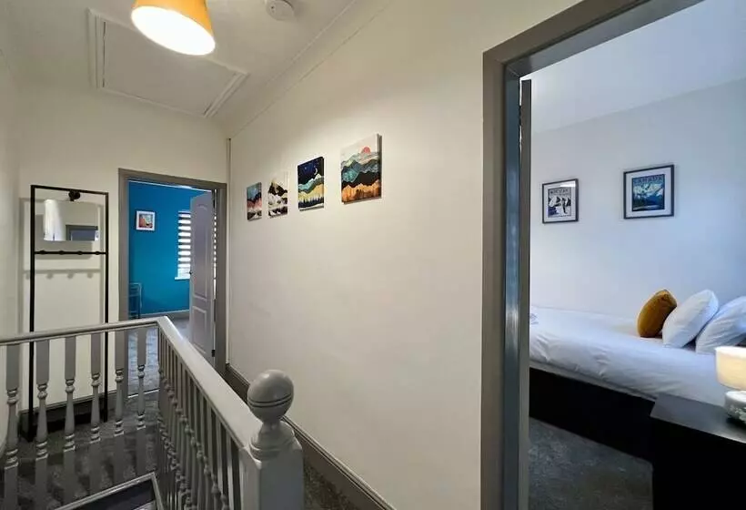 پانسیون Bramhall House