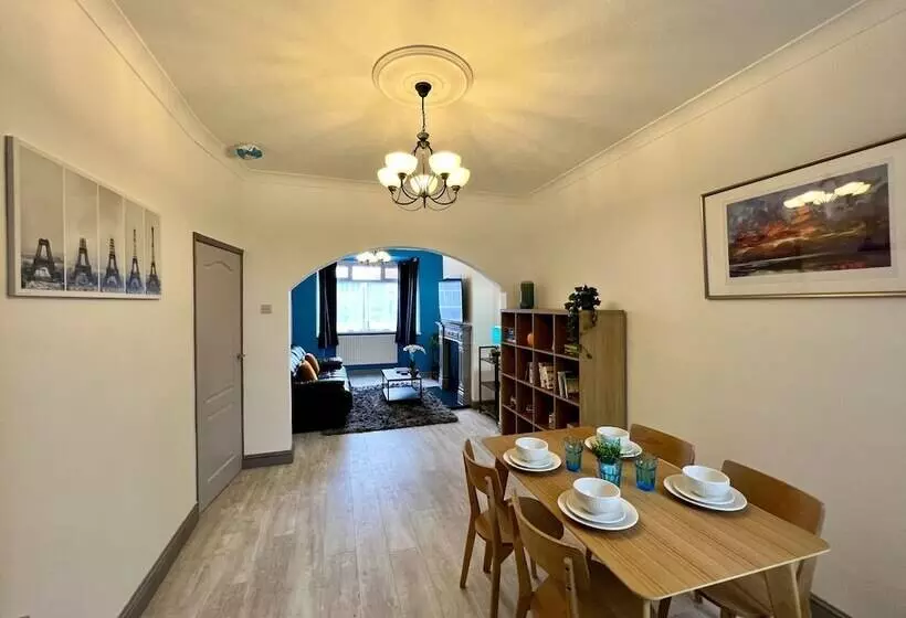 پانسیون Bramhall House