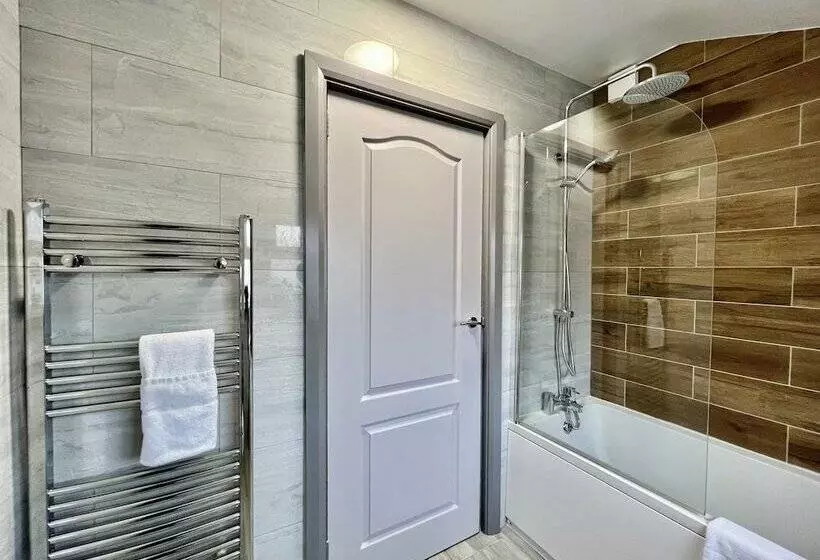 پانسیون Bramhall House