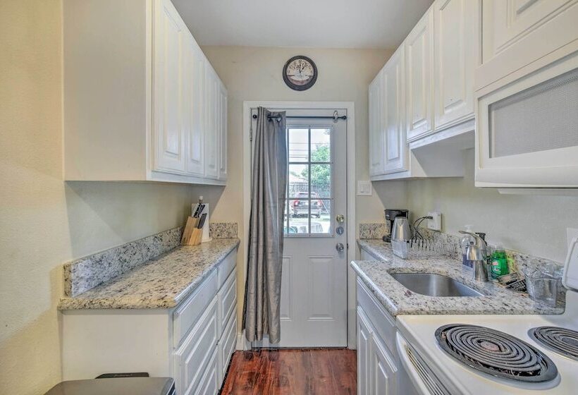 Pet Friendly Dallas Guest House W/ Patio!