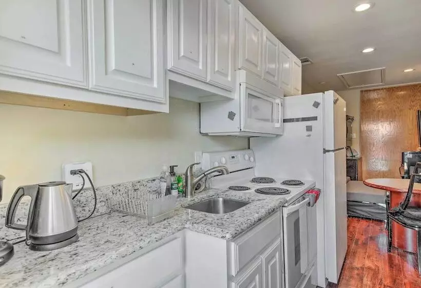 Pet Friendly Dallas Guest House W/ Patio!
