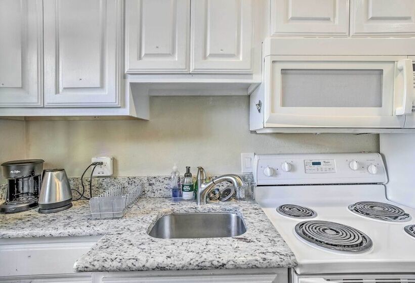 Pet Friendly Dallas Guest House W/ Patio!