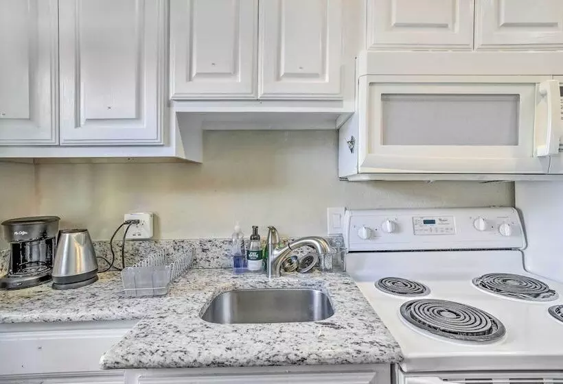 Pet Friendly Dallas Guest House W/ Patio!