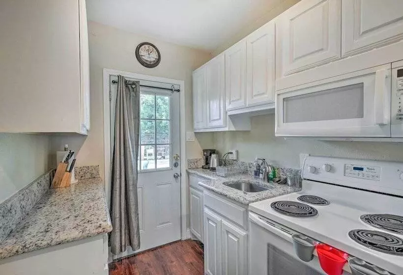 Pet Friendly Dallas Guest House W/ Patio!