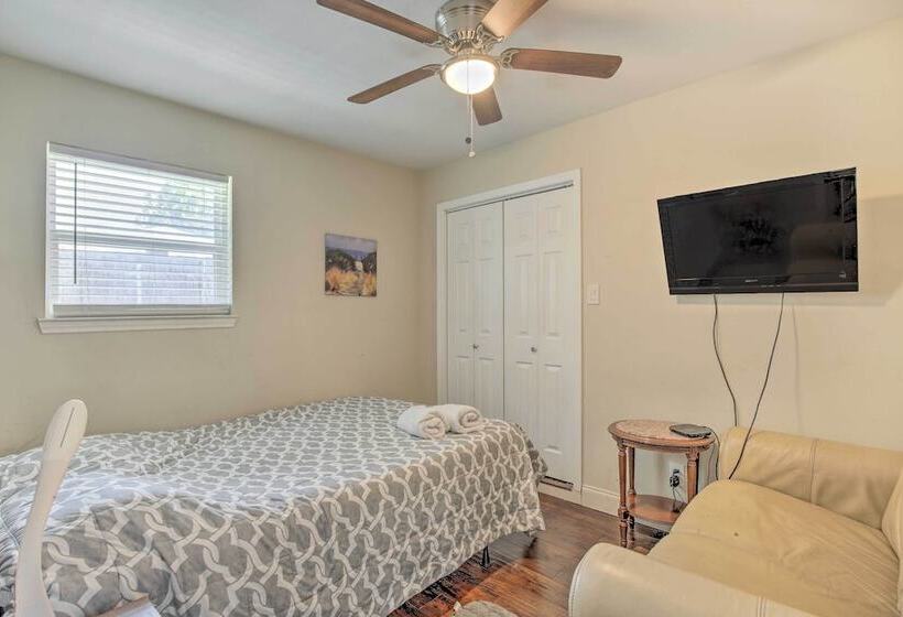Pet Friendly Dallas Guest House W/ Patio!