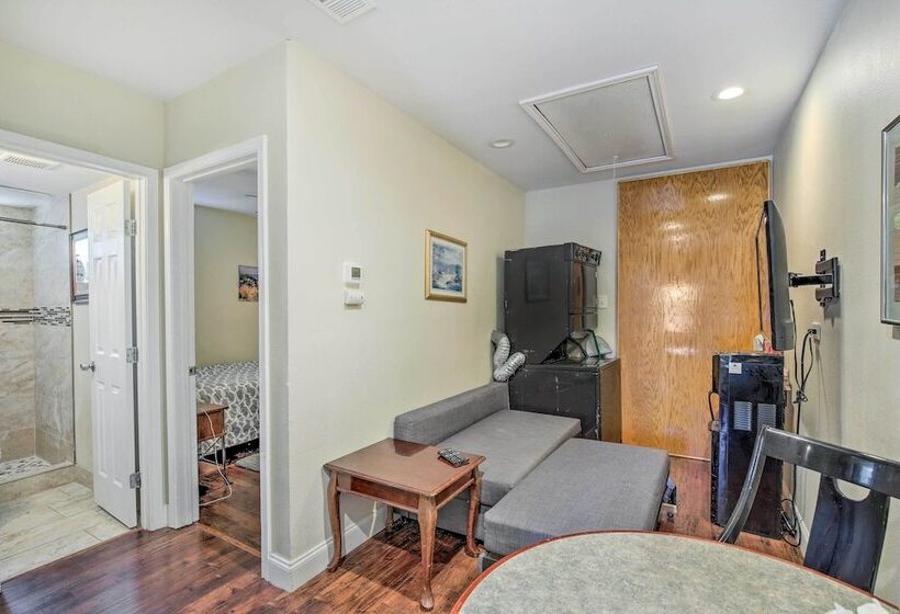 Pet Friendly Dallas Guest House W/ Patio!