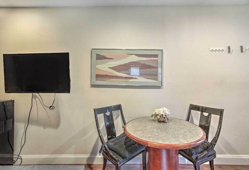 Pet Friendly Dallas Guest House W/ Patio!