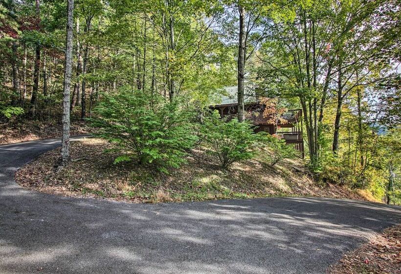 Pigeon Forge Scenic Solitude W/ Private Hot Tub!