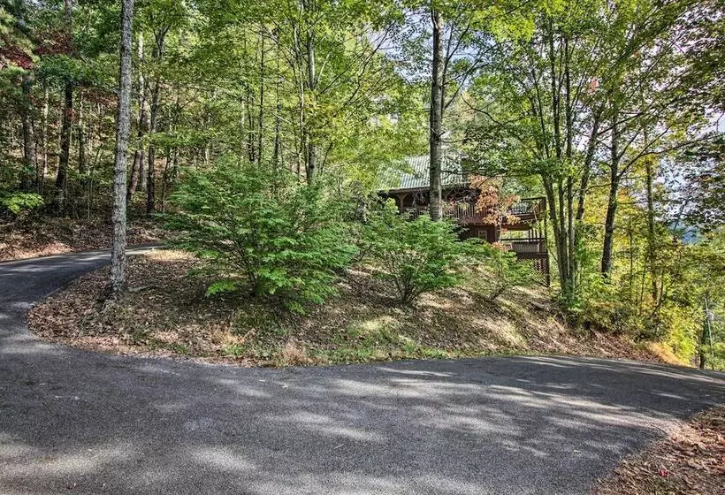 Pigeon Forge  Scenic Solitude  W/ Private Hot Tub!