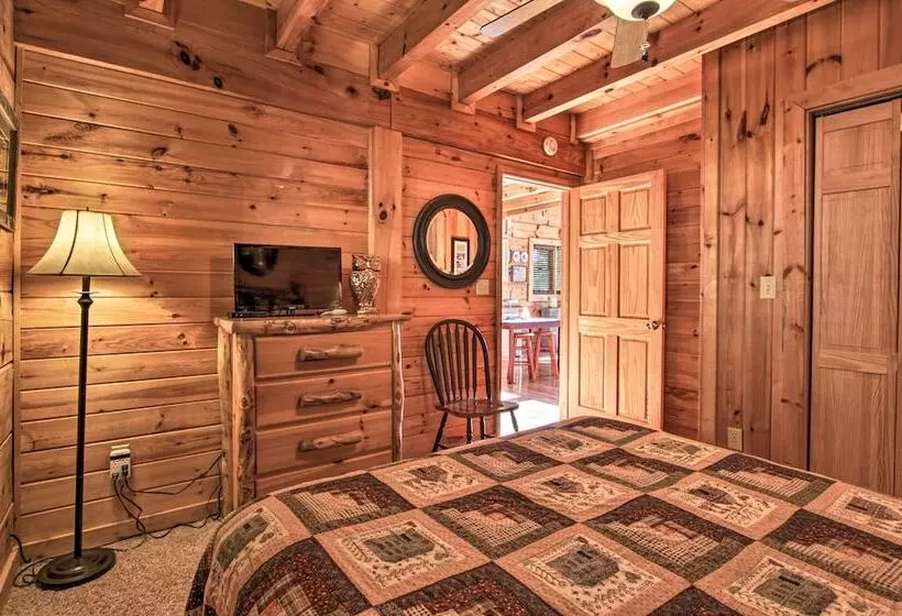 Pigeon Forge  Scenic Solitude  W/ Private Hot Tub!