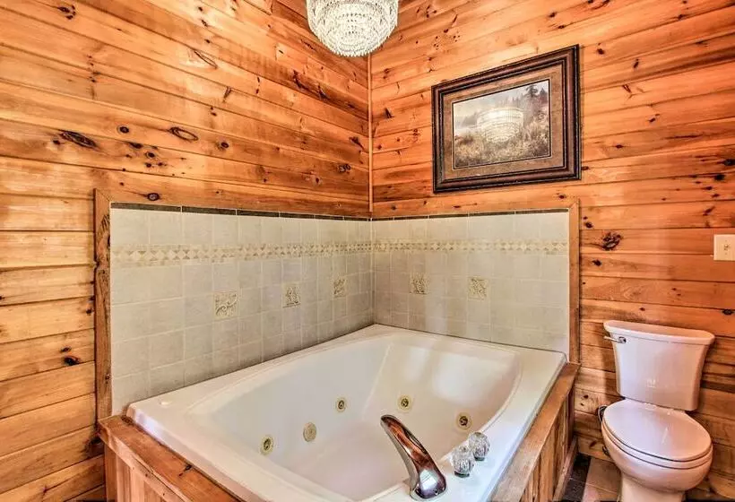 Pigeon Forge  Scenic Solitude  W/ Private Hot Tub!