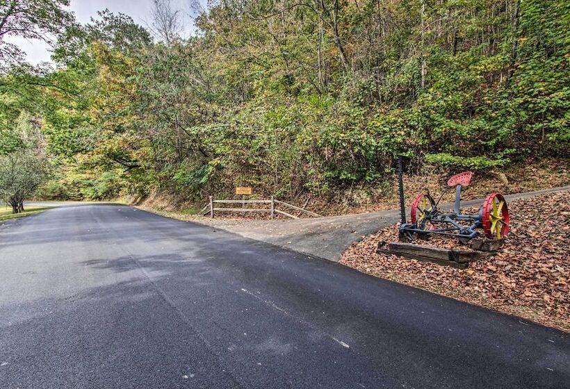 Pigeon Forge Scenic Solitude W/ Private Hot Tub!